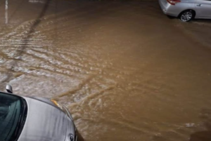 Lluvias provocan encharcamientos en acceso a la colonia Miravalle de Manzanillo